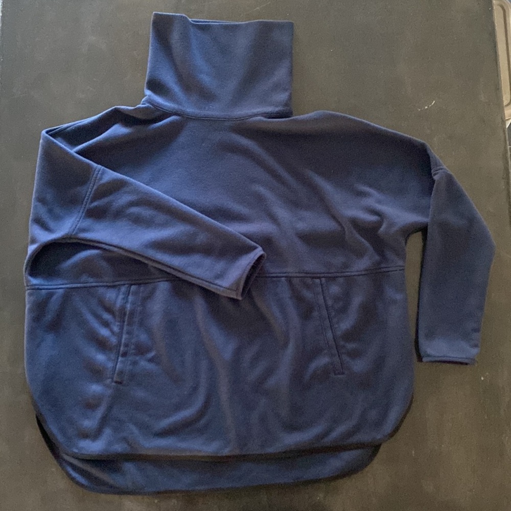Northface women’s pullover turtleneck sweatshirt. Navy blue, scallop cut.
